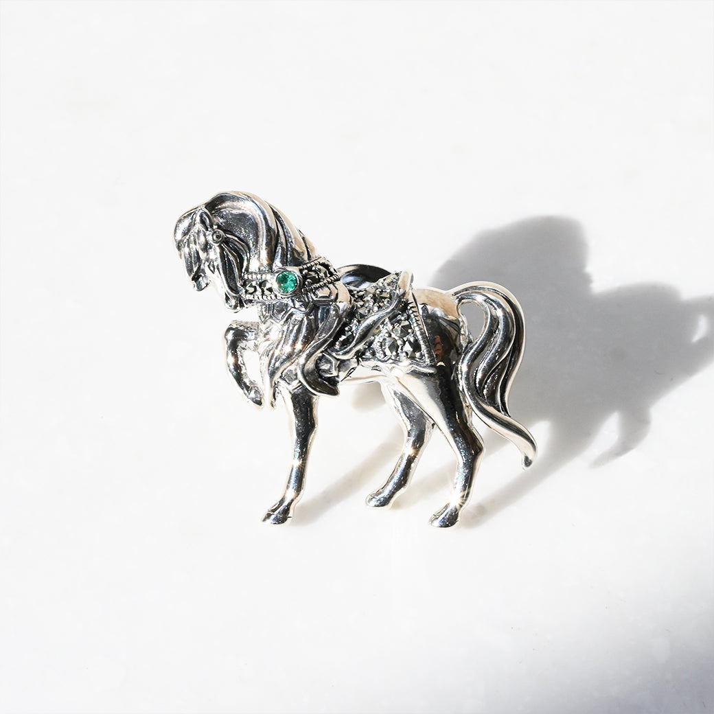 SV エメラルド クイーンズポニー ピンブローチ – 碌山ショップ