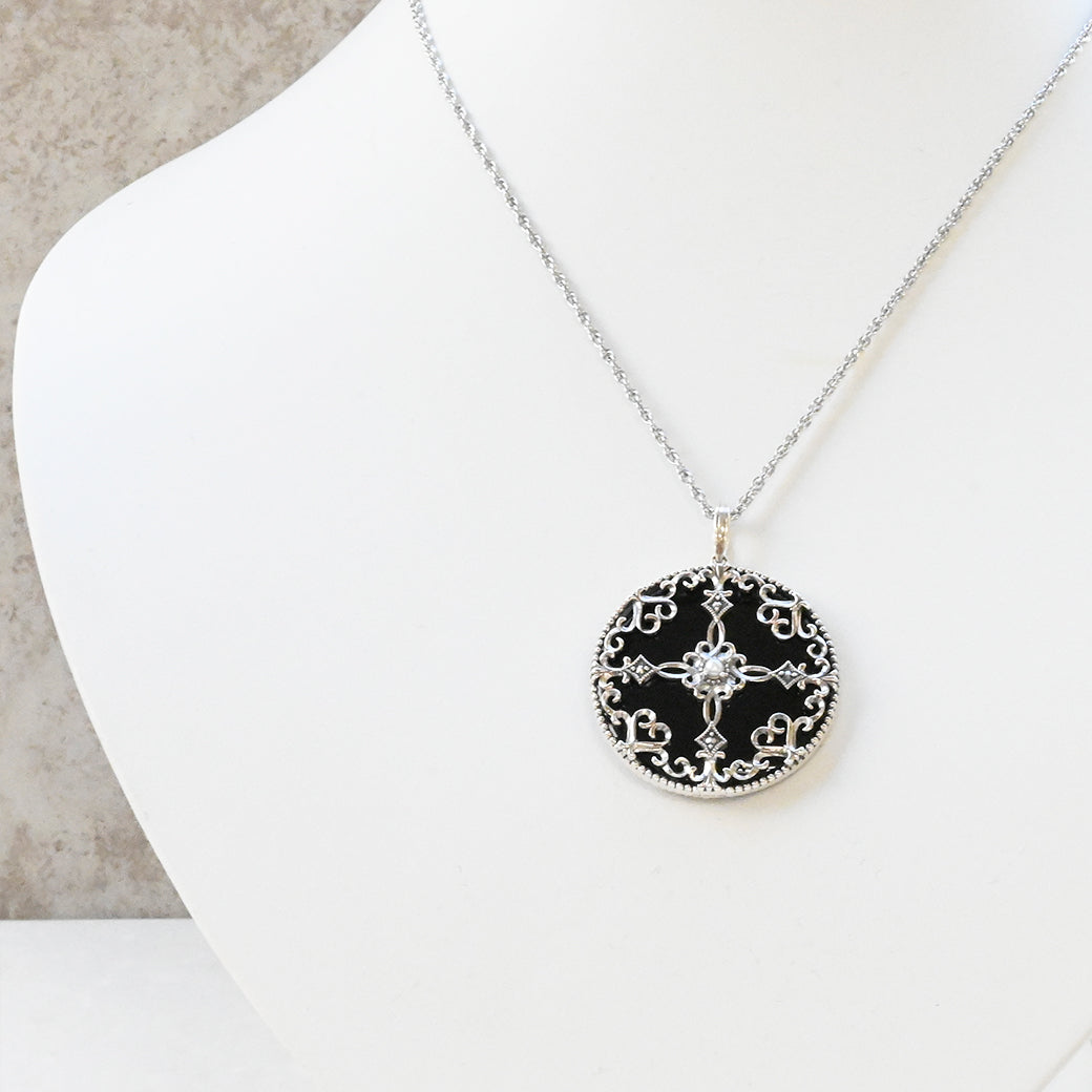 【お値下げ】ヴィンテージ　シードパールとシルバー　ペンダント 数量限定】SV オニキス＆シードパール ミッドナイトアラベスク