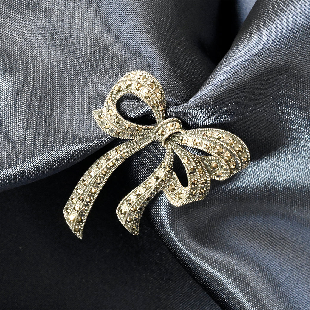 【未使用】Simone Rocha ×  パール装飾リボンブローチ　箱付き Simone Rocha × H&M パール装飾リボンブローチ 箱付き - メルカリ