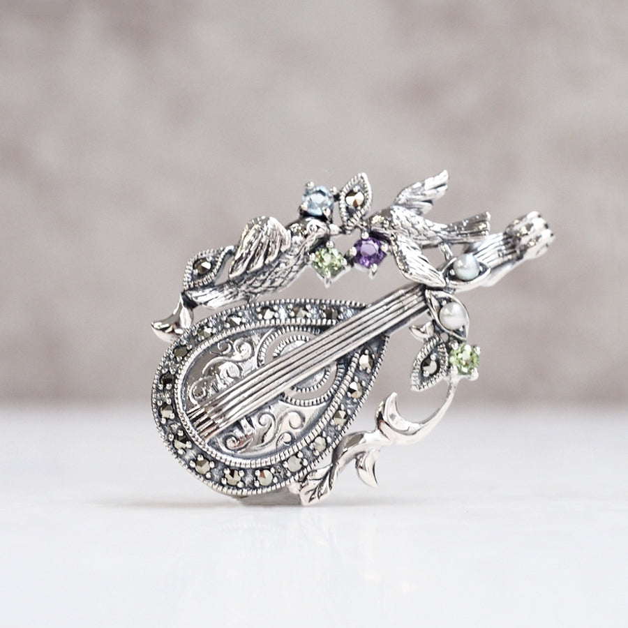 SVスリーカラーストーン ロマンティックリュートブローチ
