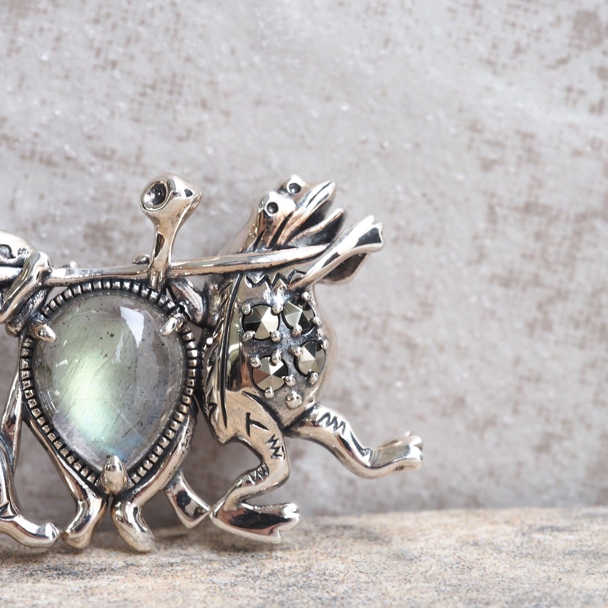 鳥獣戯画 宴会の準備 ブローチ – 碌山ショップ