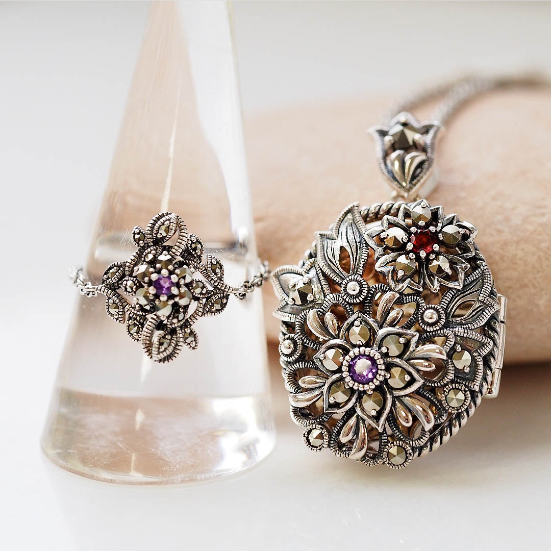 パワーストーン（翡翠、ガーネット、アメジスト）を繋いだスウィングペンダント パワーストーン（翡翠、ガーネット、アメジスト）を繋いだ